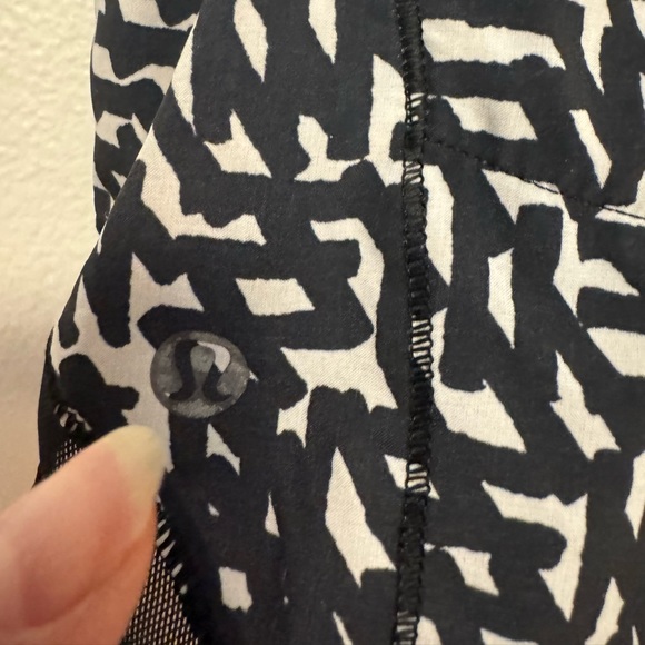 2.5” Lululemon net pop hotty hot shorts in white and black. Size 6. - Picture 13 of 14